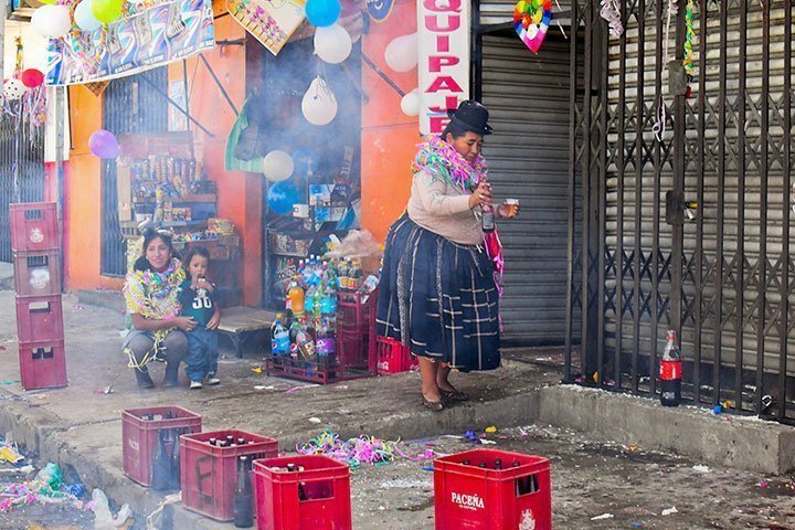 Una mujer ch'alla su vivienda. / Foto: Jornada.