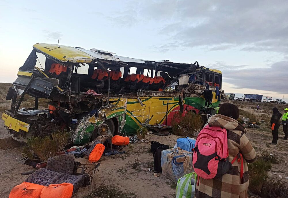 Una persona observa uno de los buses que protagonizó la tragedia en Uyuni. / Foto: Radio Nasa.