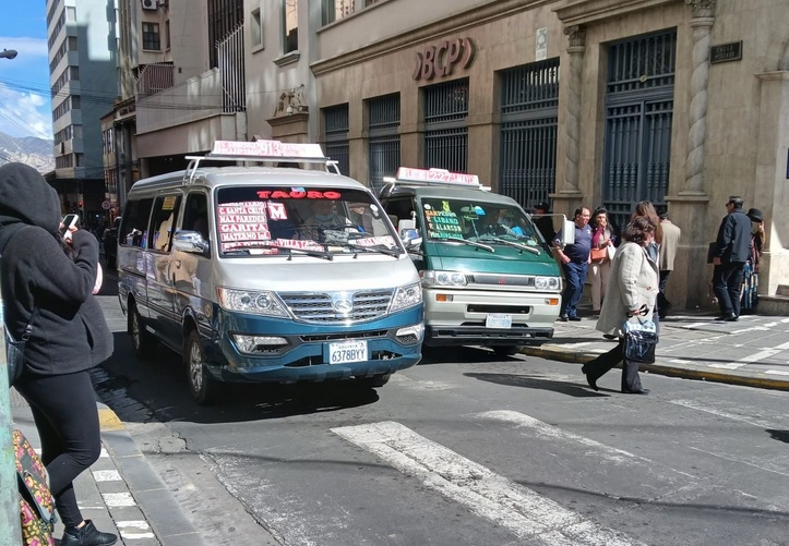 Vehículos del transporte público en el centro de La Paz. / Foto: AMUN