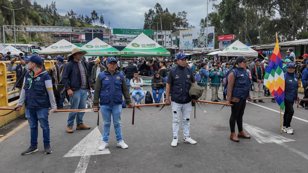 Indígenas de Colombia bloquean el principal paso fronterizo con Ecuador, el 28 de febrero de 2025