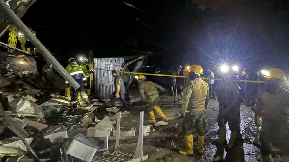 Imagen cedida del Ministerio de Defensa de Ecuador el 1 de marzo de 2025 que muestra a rescatistas trabajando en el sitio de un deslizamiento de tierra en Piñas, región de El Oro, que limita con Perú