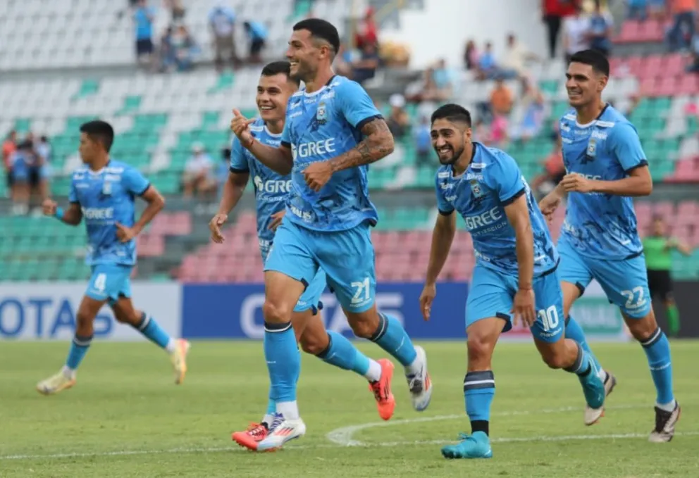 Santiago Echebarne (centro) celebra junto a sus compañeros el primer gol de Blooming. Foto: Marka Registrada