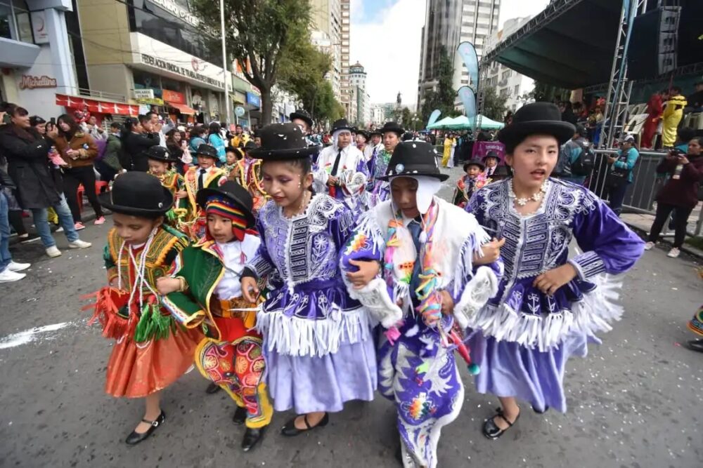 Más de 300 niños lucieron sus mejores disfraces y derrocharon alegría en el Corso Infantil de La Paz