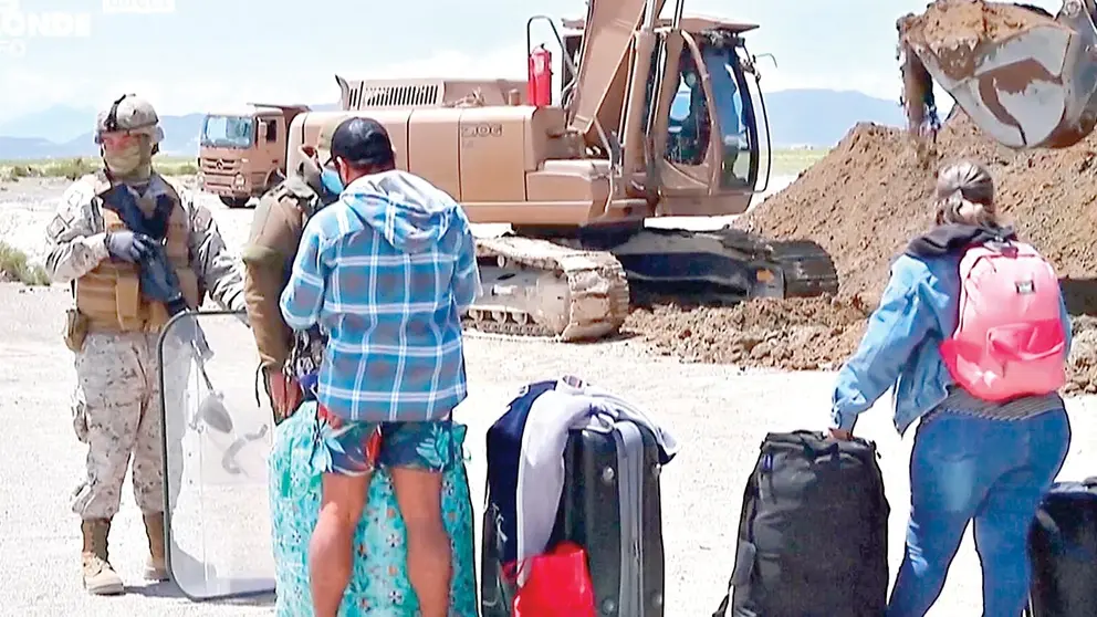 Migrantes en la frontera entre Bolivia y Chile./ RIMAY PAMPA