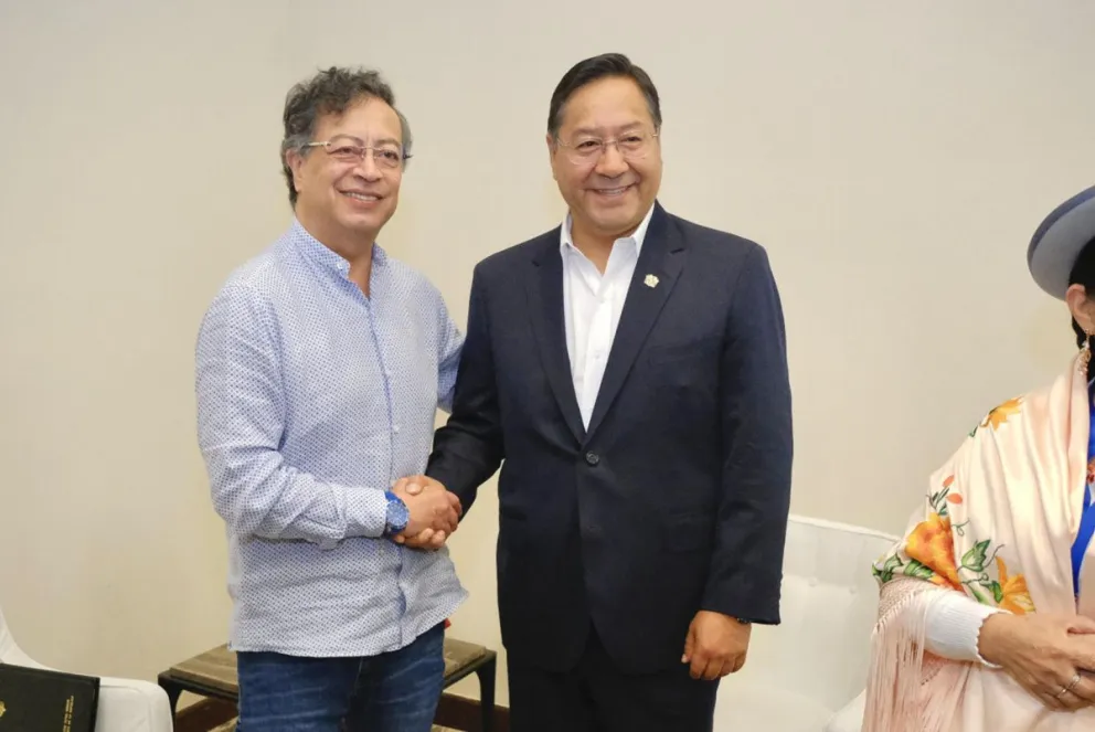 El mandatario colombiano, Gustavo Petro, posando con su homólogo de Bolivia, Luis Arce, durante una reunión bilateral este sábado en Montevideo (Uruguay). Foto: EFE