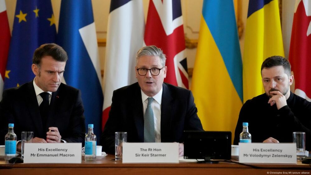 De izquierda a derecha, el presidente francés Emmanuel Macron, el primer ministro británico Keir Starmer y el presidente ucraniano Volodimir Zelenski en la cumbre sobre Ucrania, Londres (02.03.2025)