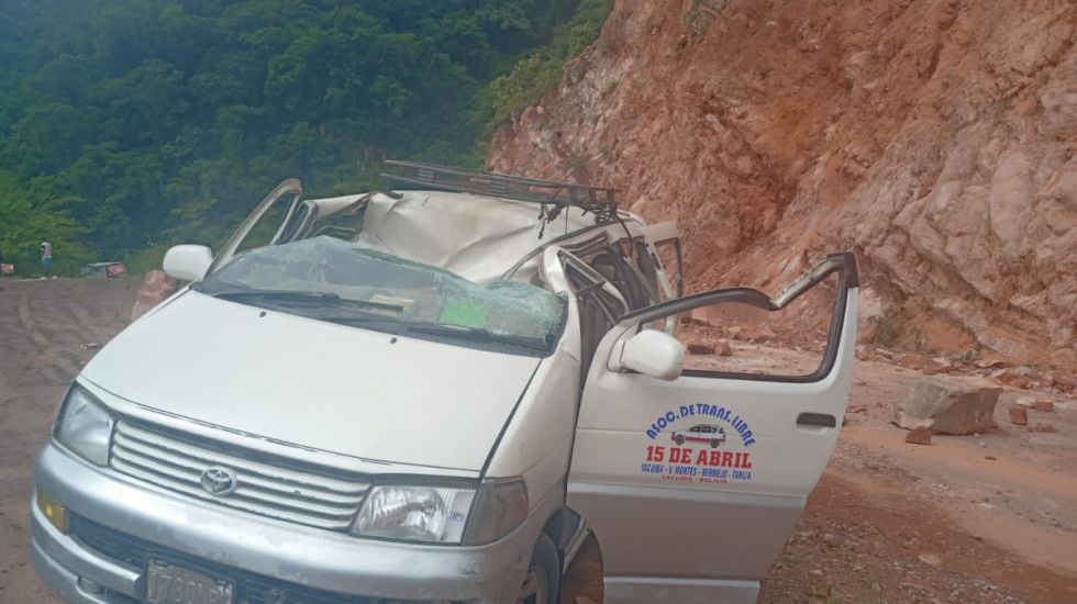 Reportan dos fallecidos por caída de una roca sobre un vehículo en ruta al Chaco