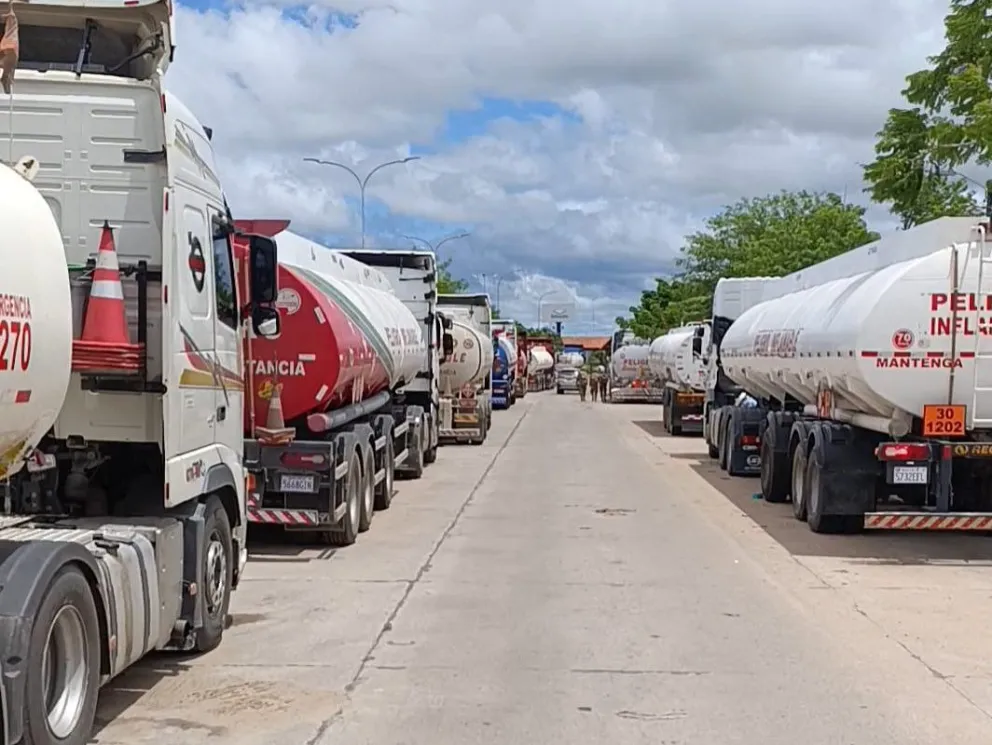 Cisternas hacen fila en instalaciones de la refinería de Santa Cruz. Foto: Comité cívico Santa Cruz.