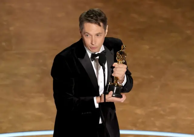 Sean Baker con su Oscar al mejor guion original por Anora en la 97ª edición de los galardones de la Academia de las Artes y Ciencias Cinematográficas, los Oscar 2025, en el teatro Dolby de Hollywood, Los Ángeles, Estados Unidos, el 2 de marzo de 2025.