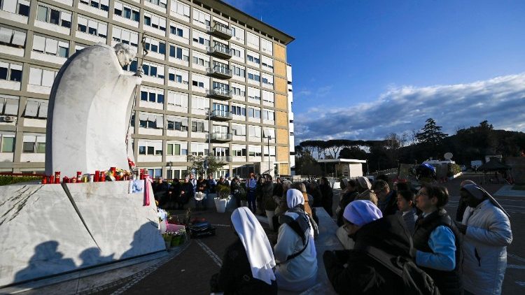 Il Papa, "da qui la guerra � ancora pi� assurda"