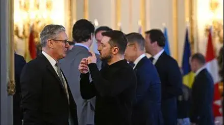 El primer ministro británico, Keir Starmer y el presidente ucraniano, Volodimir Zelenski, momentos antes de una reunión con líderes europeos realizada ayer, domingo 2 de marzo. 