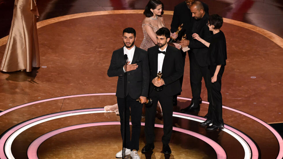 Los periodistas y cineastas israelí Yuval Abraham (drcha.) y palestino Basel Adra recogen el premio Óscar al mejor documental por "No Other Land", el 2 de marzo de 2025 en Hollywood