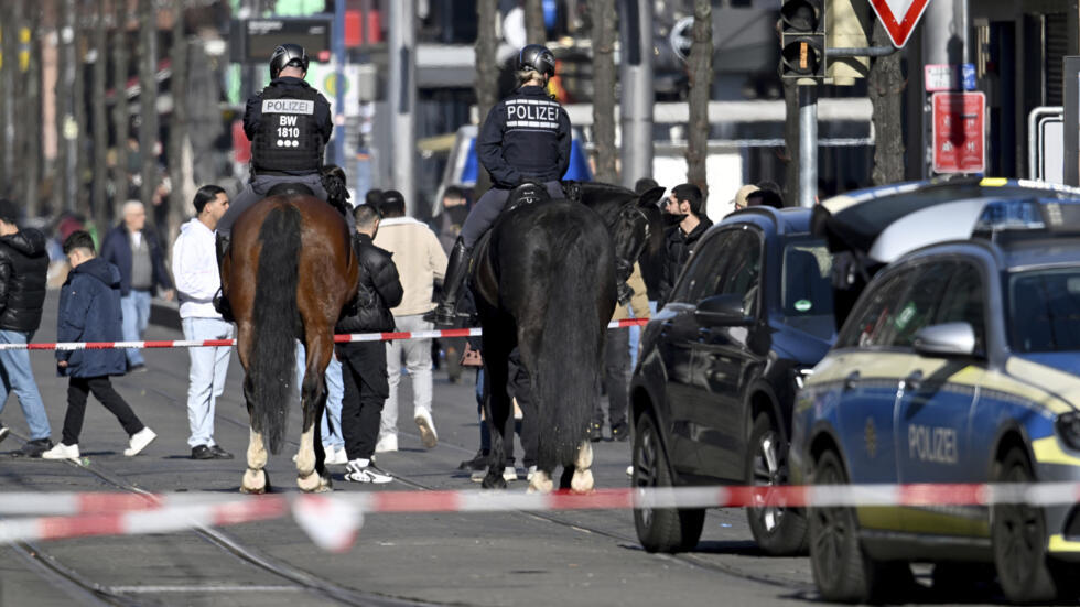 La policía montada trabaja en el centro de la ciudad de Mannheim, Alemania, el lunes después de que un coche arrollara a una multitud, según la policía alemana