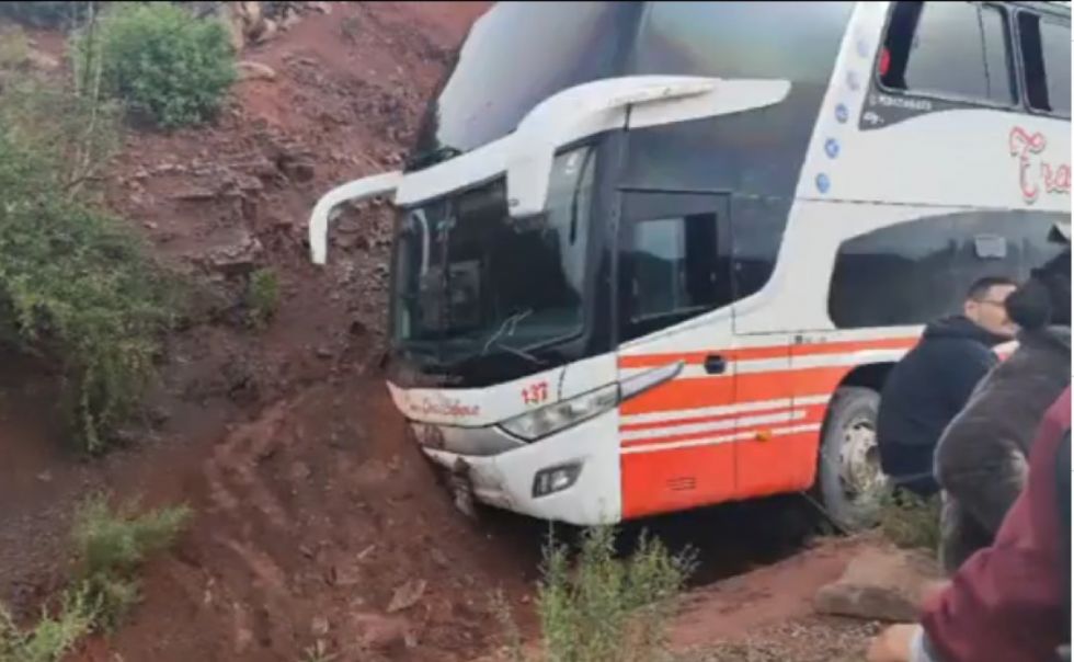 Un bus de Trans Copacabana se encunetó en Camargo, sospechan que el chofer estaba ebrio 