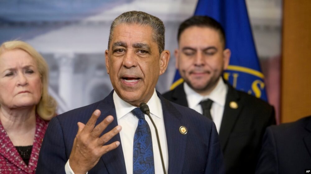 El presidente del Caucus Hispano del Congreso, el representante Adriano Espaillat, demócrata por NY, habla durante una conferencia de prensa del Caucus sobre inmigración y prioridades fronterizas, en el Capitolio, el jueves 6 de febrero de 2025, en Washington. 