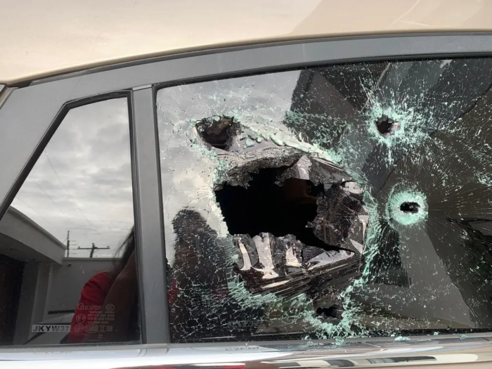 Los impactos de bala en el vehículo del capitán José Carlos Aldunate, asesinado por sicarios el 19 de febrero. Foto: Policía Boliviana
