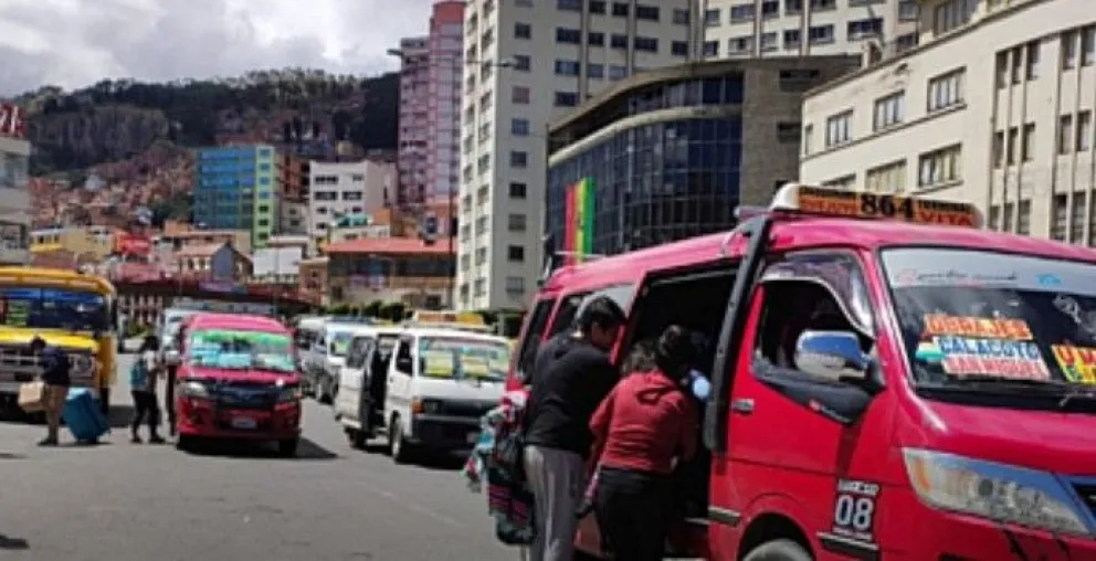 Pasajeros suben a un minibús en la Pérez Velasco. Foto: BTV