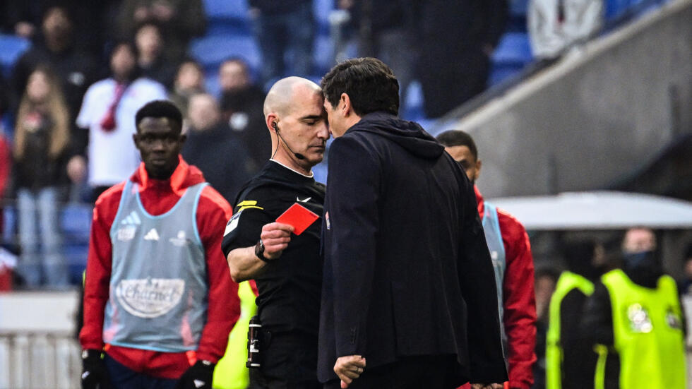 El técnico portugués del Lyon Paulo Fonseca (derecha) se encara con el árbitro Benoit Millot tras recibir una tarjeta roja durante el Lyon-Brest de Ligue 1, en el Goupama stadium de Decines-Charpieu, centro de Francia, el 2 de marzo de 2025