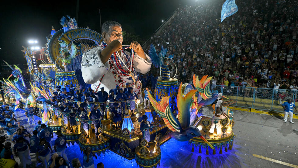 Una enorme escultura de Laíla, figura emblemática del carnaval carioca, abrió el desfile de la escuela de samba Beija-Flor durante la segunda noche del Carnaval en el Sambódromo de Janeiro, Brasil, el 4 de marzo de 2025.