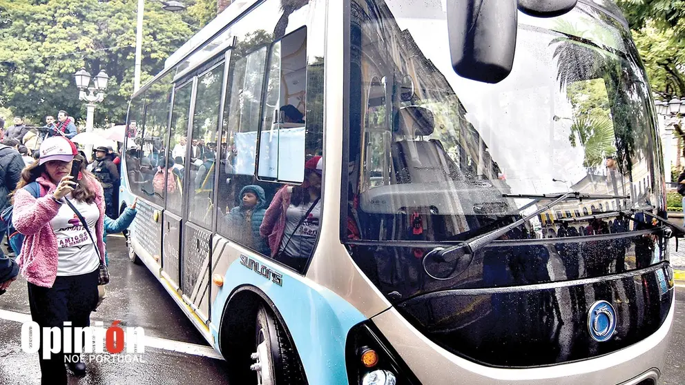 El bus eléctrico presentado por el Alcalde, el 4 de marzo./ NOÉ PORTUGAL