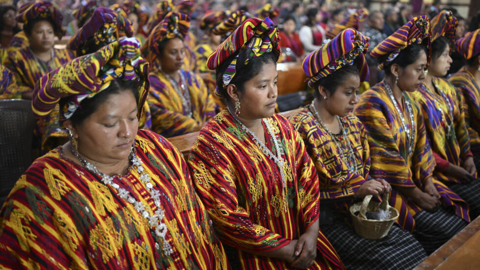 La polarización política, las nuevas tecnologías, los conflictos o la emergencia climática amenazan los derechos de las mujeres que han sufrido un retroceso en uno de cada cuatro países en 2024, según la ONU. Mujeres indígenas en San Juan Sacatepequez, Guatemala, el 5 de marzo de 2025.