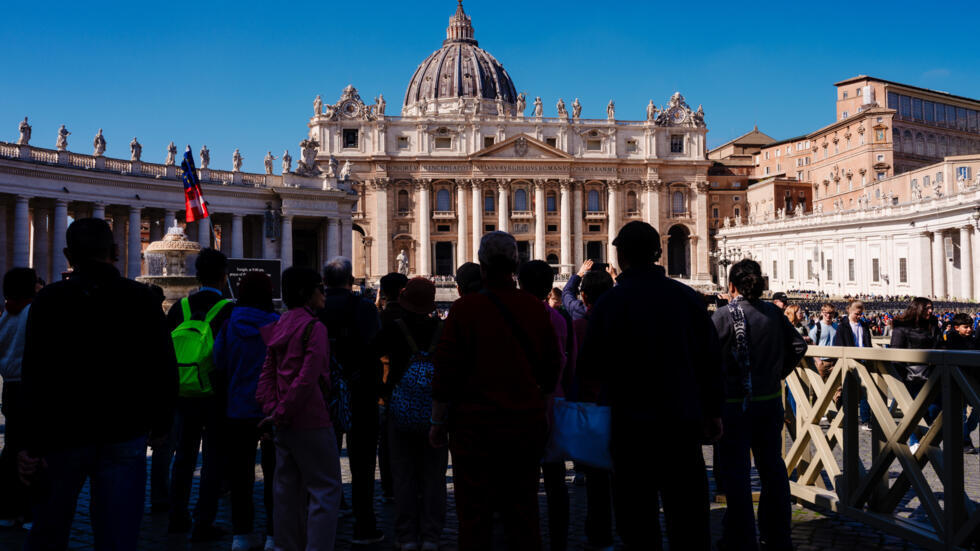 Turistas y fieles en la plaza San Pedro del Vaticano, el 4 de marzo de 2025