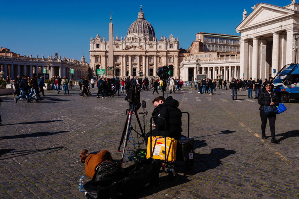 La cámara de un equipo de televisión instalado en la plaza San Pedro en el Vaticano, el 4 de marzo de 2025