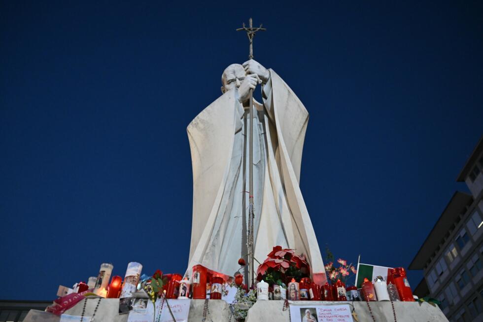 Velas y mensajes a los pies de la estatua de Juan Pablo II frente al hospital Gemelli de Roma donde está ingresado el papa Francisco, el 4 de marzo de 2025