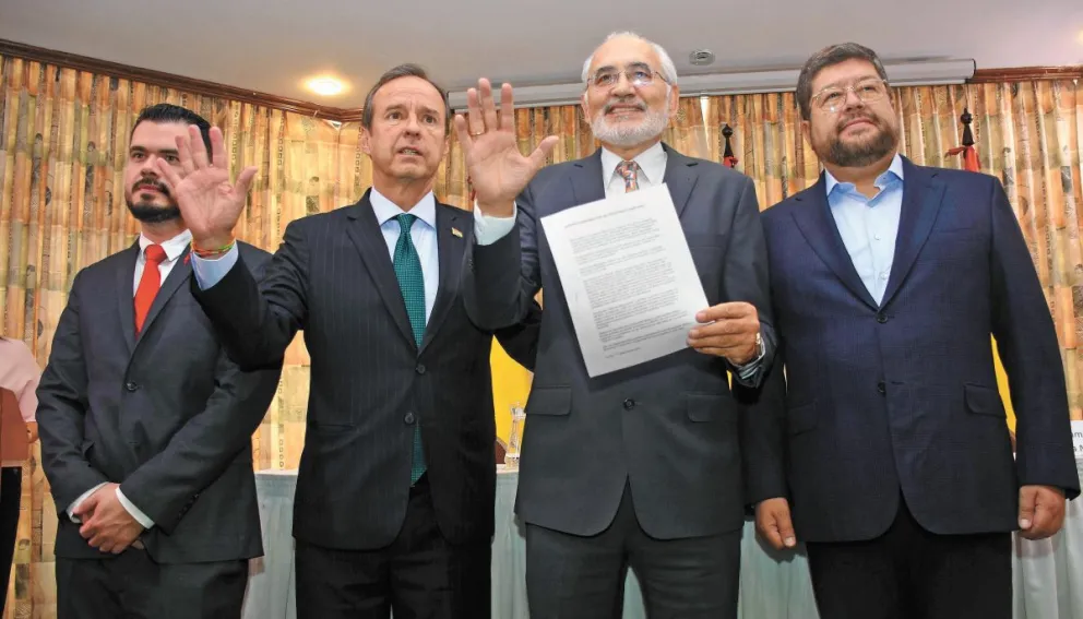 Los precandidatos a la presidencia del bloque de unidad. Foto: APG