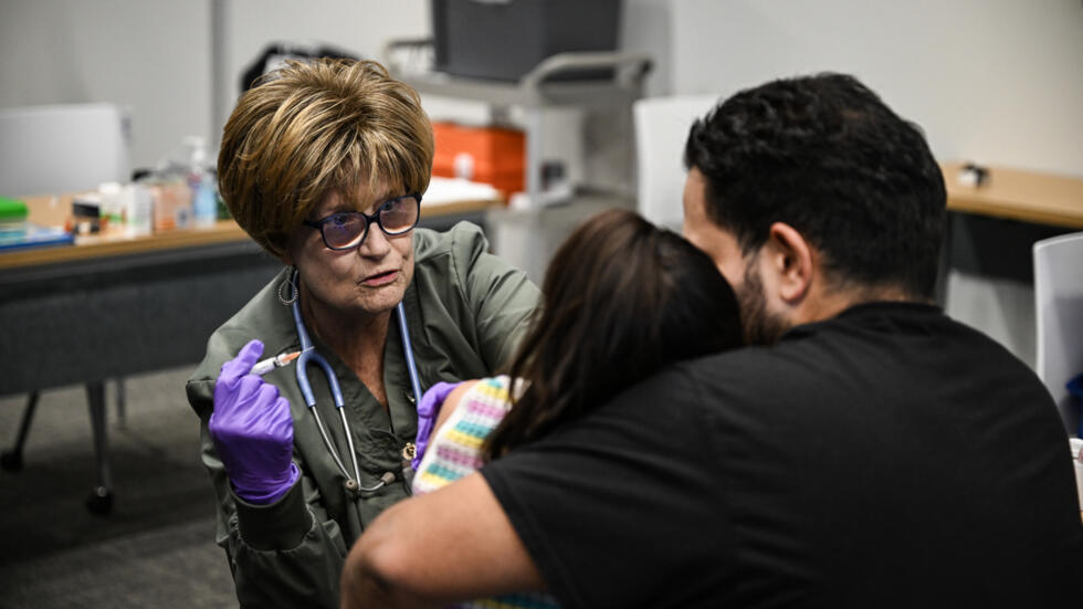 Personal médico administra una dosis de la vacuna contra el sarampión a una niña en Lubbock, Texas, el 27 de febrero de 2025