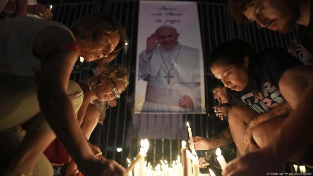 La marcha en Buenos Aires culminó cuando los asistentes dejaron sus velas en la Plaza de Mayo. 