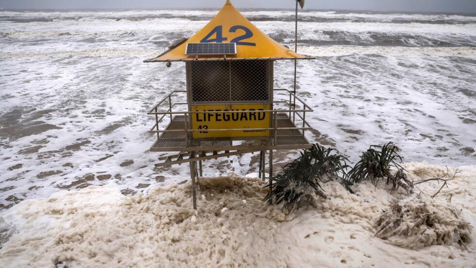 Una torre de salvamento en una playa golpeada por las olas en Gold Coast, Australia, el 8 de marzo de 2025