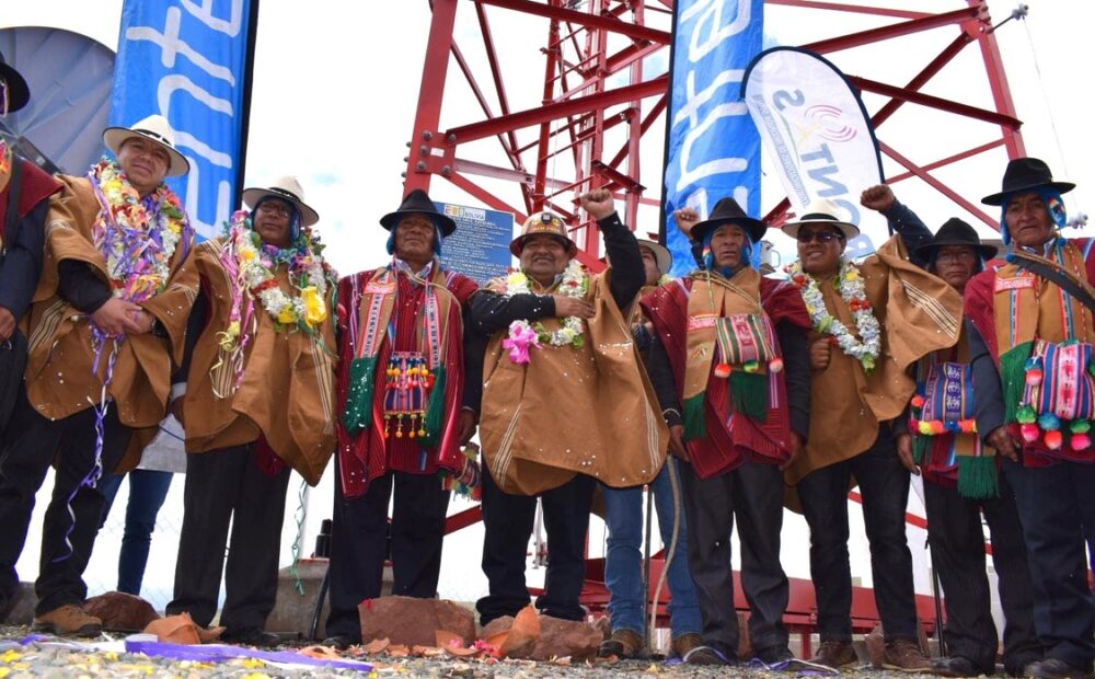 En Viacha entregan radio base que amplía y mejora la telefonía y conexión a internet