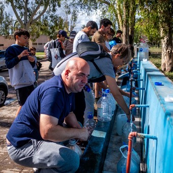 En busca de agua potable en Bahía Blanca, el día después del temporal y la inundación. Foto: Diego Izquierdo (Enviado especial)