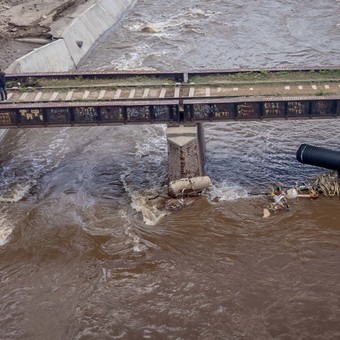 El puente del ferrocarril, un auto hundido y escombros que quedaron por el temporal y la inundación en Bahía Blanca. Foto: Diego Izquierdo (Enviado especial)