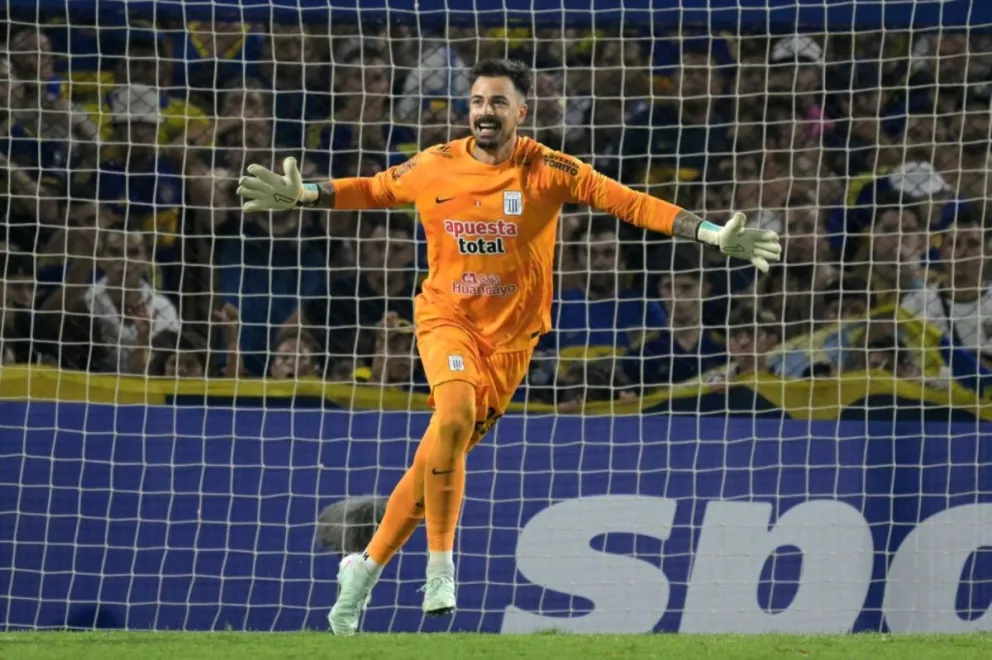 Guillermo Viscarra, arquero de Alianza Lima, celebra en La Bombonera el penal que le atajó a Boca. Foto: Andina