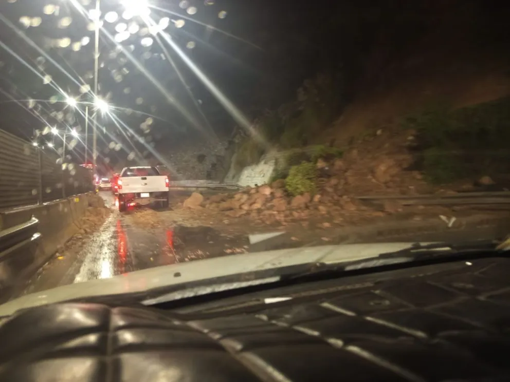 Derrumbe en la autopista que une La Paz y El Alto, cerca de Ciudadela. Foto: RRSS