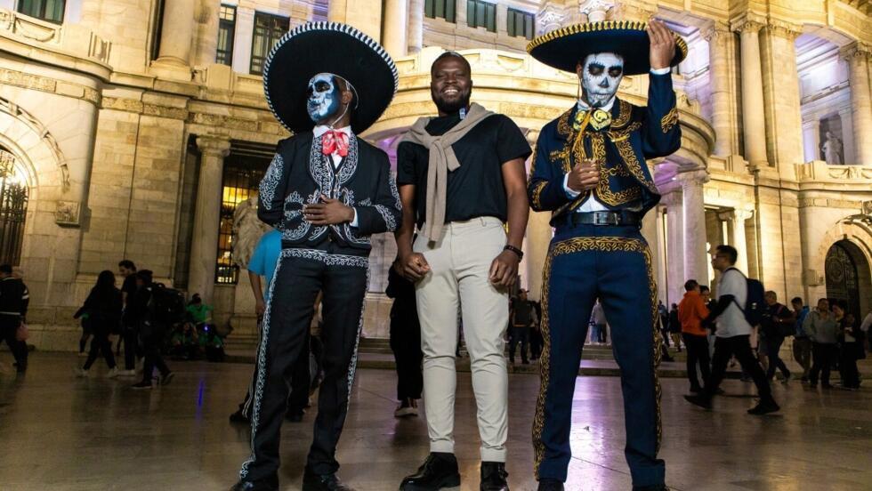 Los jóvenes haitianos fundadores del proyecto Banmonray a las afueras del Palacio de Bellas Artes, Ciudad de México, 2 de noviembre de 2024.