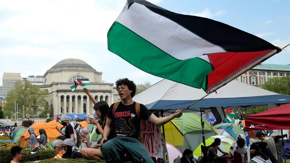 Un manifestante ondea una bandera palestina en la Universidad de Columbia, en Nueva York, el 30 de abril durante las protestas propalestinas que pedían el fin de los bombardeos por Israel de la Franja de Gaza