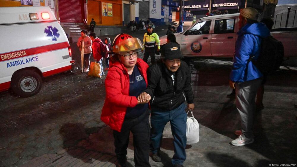 Evacuados llegan a un albergue tras huir de su aldea afectada por el volcán de Fuego en Alotenango, municipio del departamento de Sacatepéquez, unos 65 kilómetros al suroeste de Ciudad de Guatemala, el 10.03.2025.