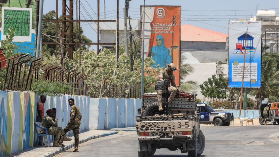 Vehículos del ejército de Somalia en una calle de Mogadiscio el 15 de marzo de 2024