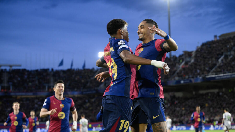 El delantero brasileño del Barcelona, Raphinha, celebra el primer tanto con Lamine Yamal en la victoria de su equipo ante el Benfica en la ida de Champions, el 11 dee marzo de 2025