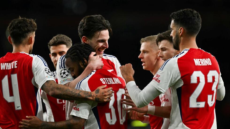 El centrocampista inglés del Arsenal Declan Rice (centro) celebra junto a sus compañeros su gol en el partido de vuelta de octavos de final de Liga de Campeones contra el PSV Eindhoven, el 12 de marzo de 2025 en Londres