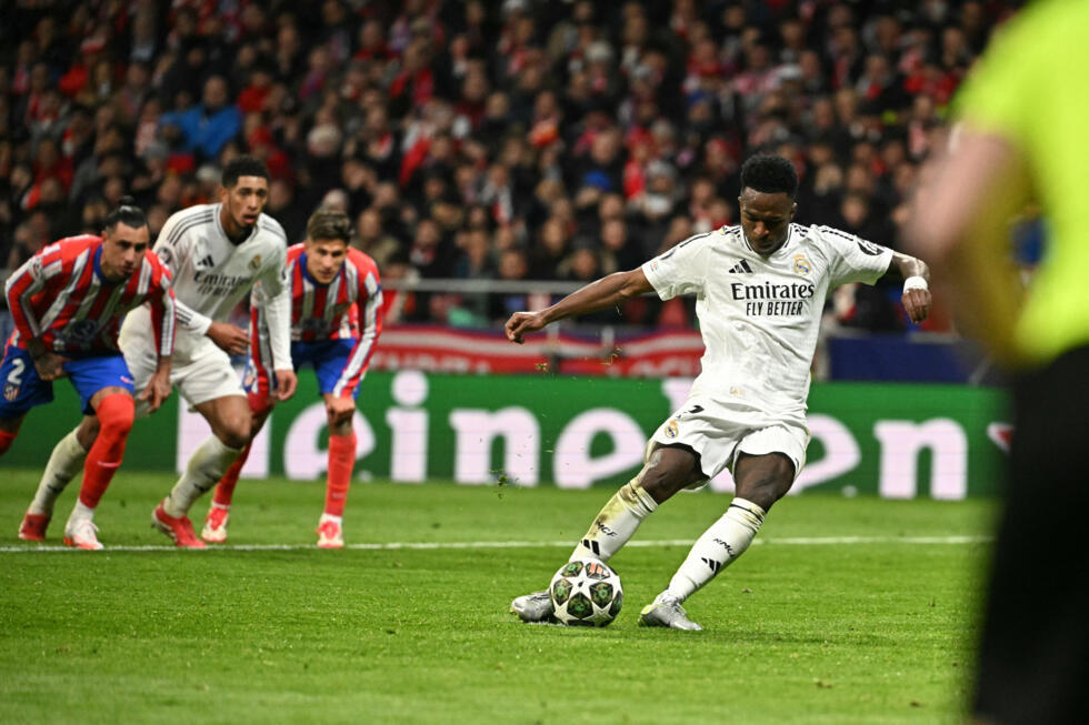 El delantero brasileño del Real Madrid, Vinicius, falla el penal ante el Atlético en la vuelta de octavos de Champions en el Metropolitano, el 12 de marzo de 2025