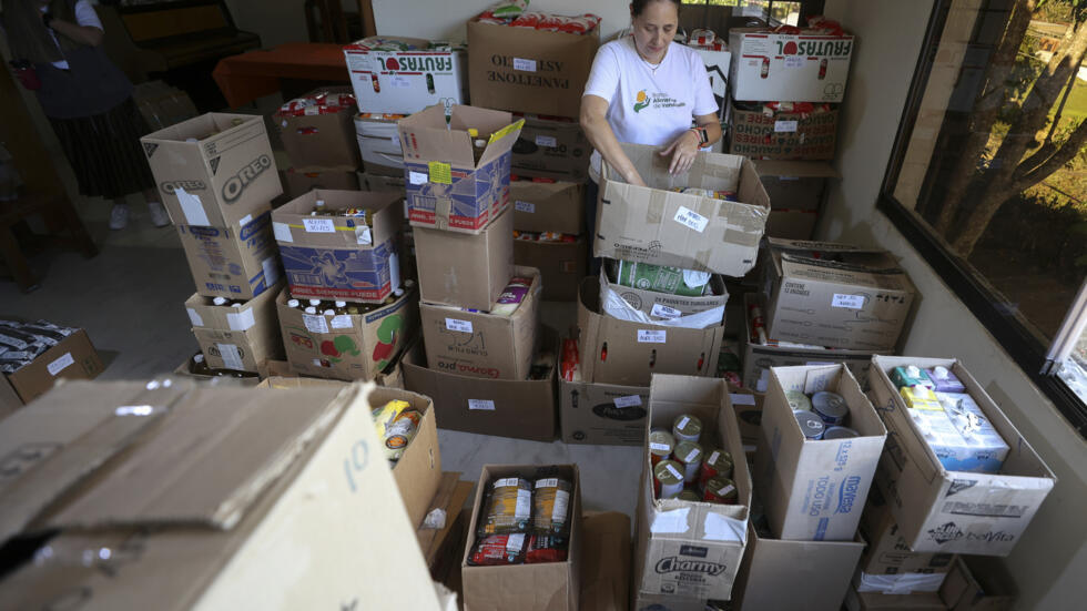 Una mujer organiza cajas de donaciones para el primer banco de alimentos de Venezuela el 12 de febrero de 2025 en Caracas.