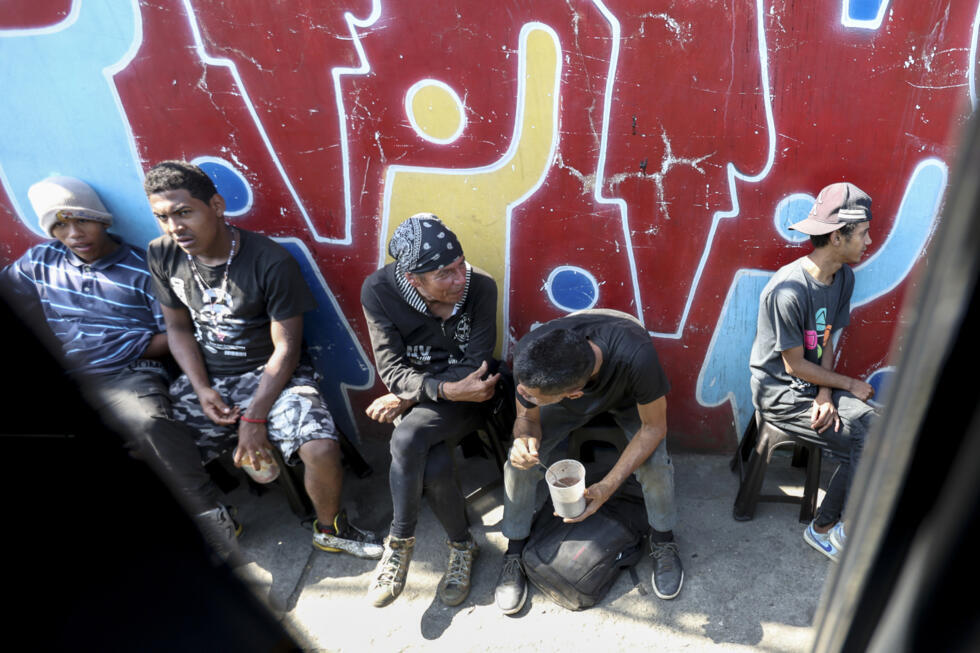 Un grupo de personas espera por la entrega de alimentos de la Fundación Panabus, beneficiaria del banco de alimentos de Venezuela, el 26 de febrero de 2025 en Caracas.