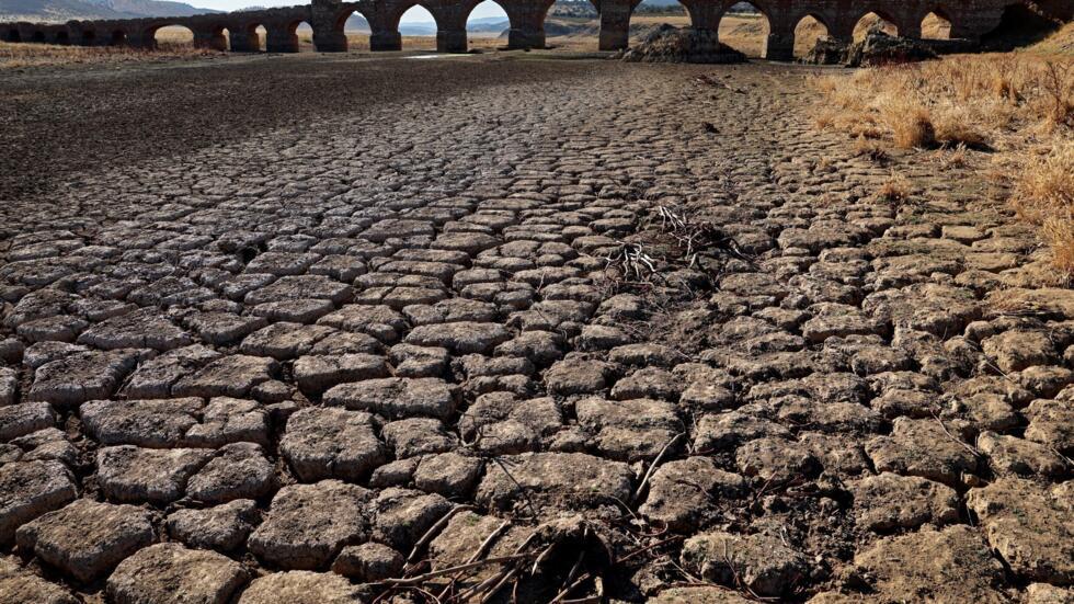 La tierra cuarteada por la sequía en parte del lecho del río Guadiana junto al medieval puente de la Mesta, el 16 de agosto de 2022 en la localidad extremeña de Villarta de los Montes, en el centro de España