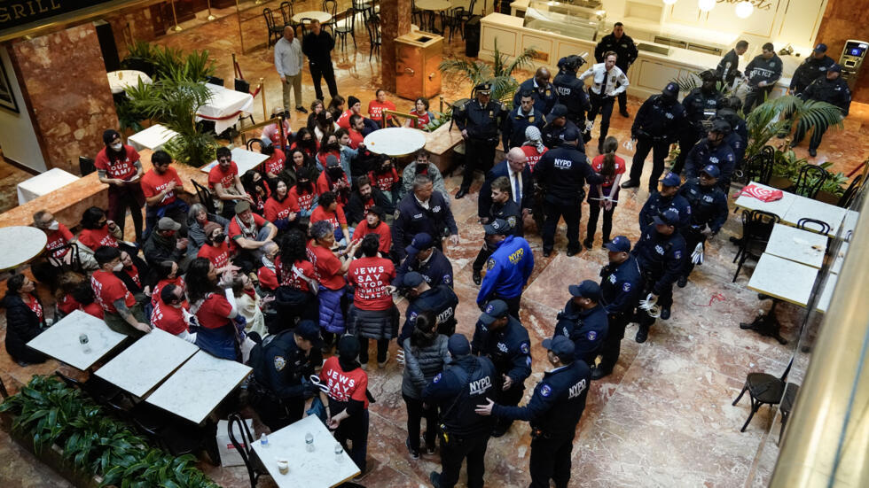 Militantes de la organización humanitaria judía Jewish Voice for Peace son detenidos por la policía al interior de la Torre Trump, el 13 de marzo de 2025 en Nueva York