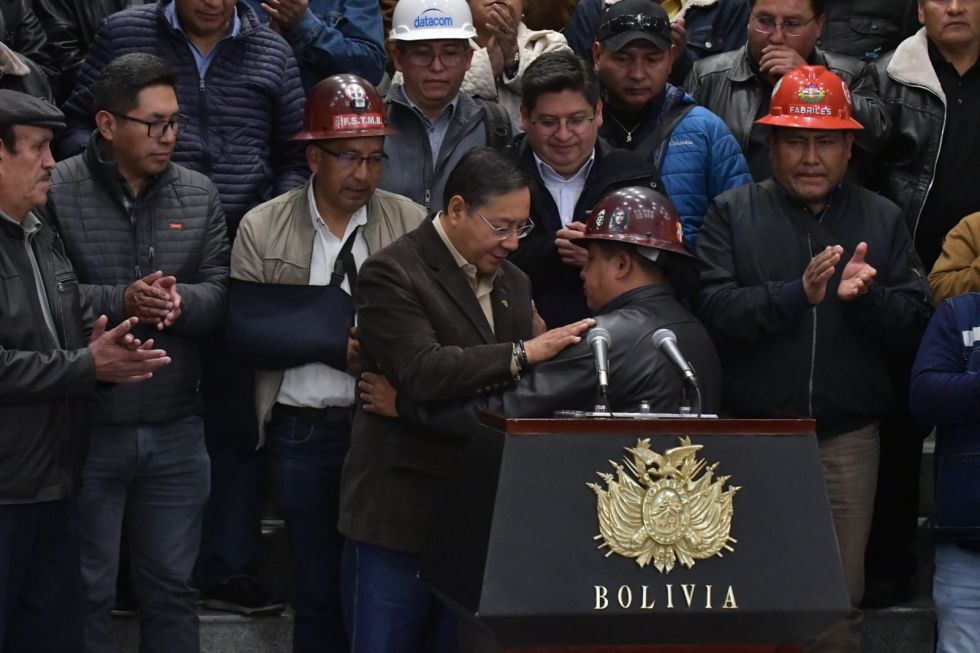 El presidente Luis Arce saluda al ejecutivo de la COB, Juan Carlos Huarachi. 