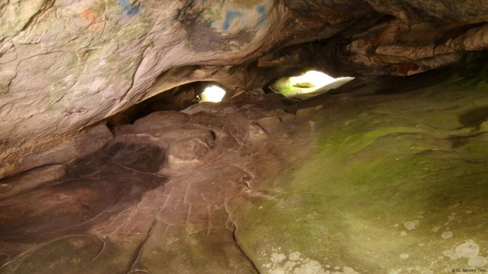 Los antiguos artesanos paleolíticos tallaron con precisión asombrosa el suelo de arenisca, creando canales que cobraban vida al llenarse con agua de lluvia.